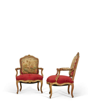 PAIRE DE FAUTEUILS À LA REINE D'ÉPOQUE LOUIS XV - Foto 3