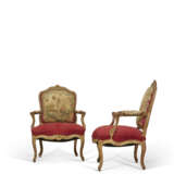 PAIRE DE FAUTEUILS À LA REINE D'ÉPOQUE LOUIS XV - Foto 3