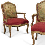 PAIRE DE FAUTEUILS À LA REINE D'ÉPOQUE LOUIS XV - Foto 7