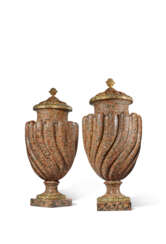 PAIRE DE VASES COUVERTS