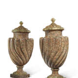 PAIRE DE VASES COUVERTS - photo 2