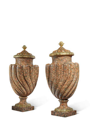 PAIRE DE VASES COUVERTS - photo 2