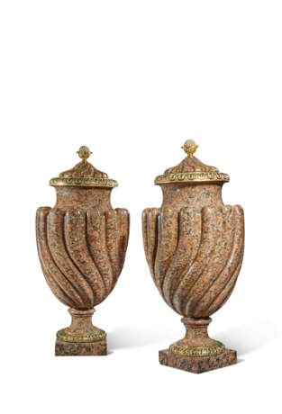 PAIRE DE VASES COUVERTS - photo 3