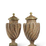 PAIRE DE VASES COUVERTS - photo 3