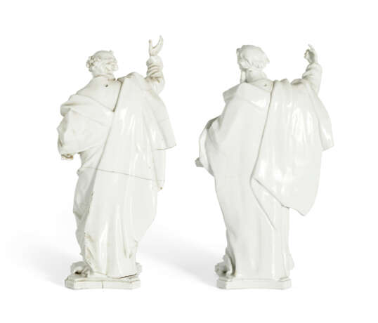 DEUX FIGURES D’APÔTRES EN PORCELAINE ÉMAILLÉE BLANCHE DANS LE STYLE DE MEISSEN, PROBABLEMENT DU XIXE SIECLE - photo 3