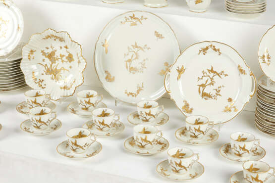 PARTIE DE SERVICE DE TABLE EN PORCELAINE DE LIMOGES (BERNARDAUD & CO) - photo 2