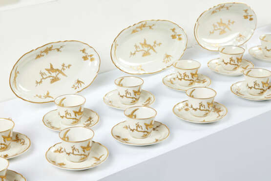 PARTIE DE SERVICE DE TABLE EN PORCELAINE DE LIMOGES (BERNARDAUD & CO) - photo 3