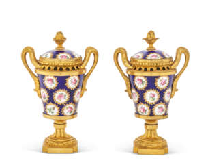 PAIRE DE VASES COUVERTS (VASES GOBELETS À MONTER) À FOND BLEU NOUVEAU EN PORCELAINE TENDRE DE SÈVRES ET BRONZE DORÉ, VERS 1770-1780