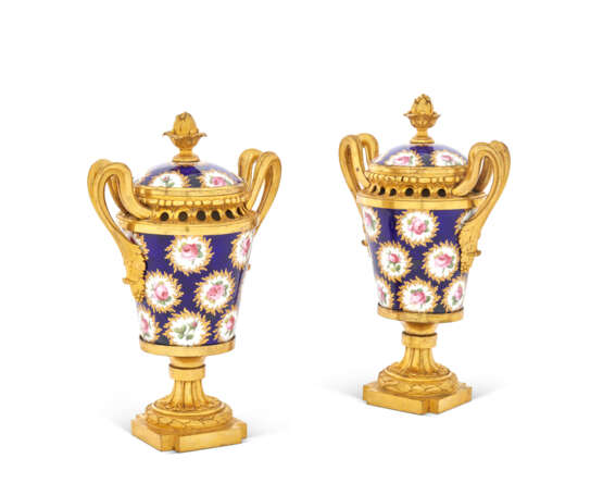 PAIRE DE VASES COUVERTS (VASES GOBELETS À MONTER) À FOND BLEU NOUVEAU EN PORCELAINE TENDRE DE SÈVRES ET BRONZE DORÉ, VERS 1770-1780 - Foto 4