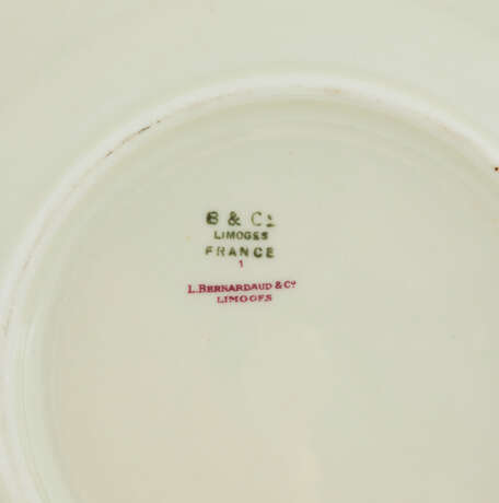 PARTIE DE SERVICE DE TABLE EN PORCELAINE DE LIMOGES (BERNARDAUD & CO) - photo 17