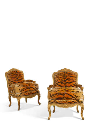 PAIRE DE FAUTEUILS À LA REINE D'ÉPOQUE LOUIS XV - Foto 4