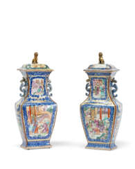 PAIRE DE VASES COUVERTS EN PORCELAINE DE LA FAMILLE ROSE, BLEU BLANC ET OR