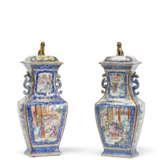 PAIRE DE VASES COUVERTS EN PORCELAINE DE LA FAMILLE ROSE, BLEU BLANC ET OR - photo 1