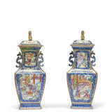 PAIRE DE VASES COUVERTS EN PORCELAINE DE LA FAMILLE ROSE, BLEU BLANC ET OR - Foto 4