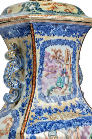 PAIRE DE VASES COUVERTS EN PORCELAINE DE LA FAMILLE ROSE, BLEU BLANC ET OR - photo 8