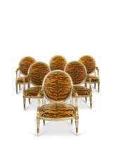 SUITE DE SIX FAUTEUILS À LA REINE D'ÉPOQUE LOUIS XVI