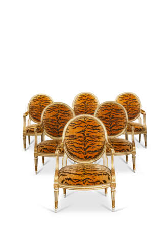 SUITE DE SIX FAUTEUILS À LA REINE D'ÉPOQUE LOUIS XVI - фото 1