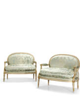 PAIRE DE CANAPÉS À LA REINE D'ÉPOQUE LOUIS XVI