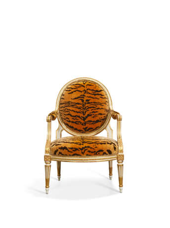 SUITE DE SIX FAUTEUILS À LA REINE D'ÉPOQUE LOUIS XVI - Foto 4