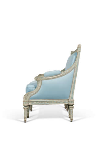 MOBILIER DE SALON COMPRENANT UN CANAPÉ ET UNE PAIRE DE FAUTEUILS À LA REINE D'ÉPOQUE LOUIS XVI - Foto 5