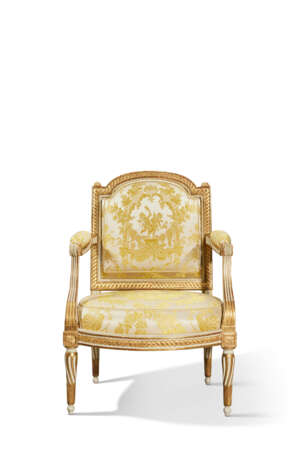 SUITE DE QUATRE FAUTEUILS À LA REINE D'ÉPOQUE LOUIS XVI - photo 2