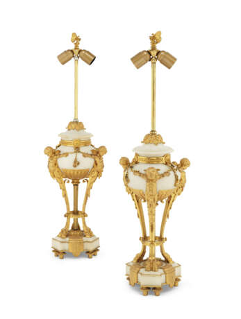 PAIRE DE VASES DE STYLE LOUIS XVI MONTÉS EN LAMPES - фото 1