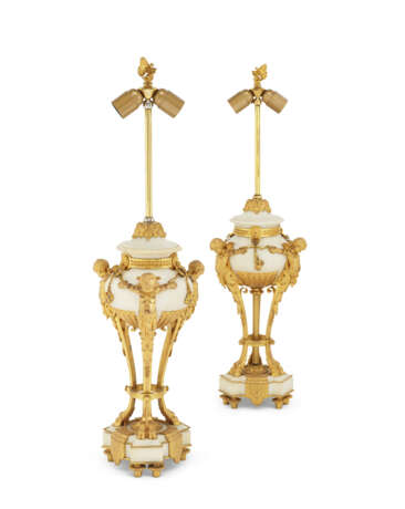 PAIRE DE VASES DE STYLE LOUIS XVI MONTÉS EN LAMPES - фото 2