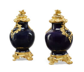 PAIRE DE VASES COUVERTS DE STYLE LOUIS XV