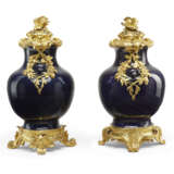 PAIRE DE VASES COUVERTS DE STYLE LOUIS XV - photo 2