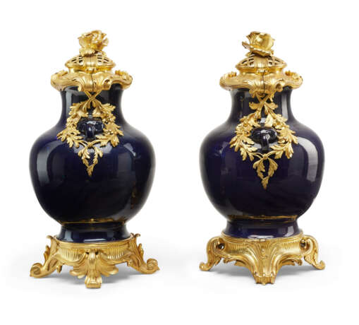 PAIRE DE VASES COUVERTS DE STYLE LOUIS XV - photo 2