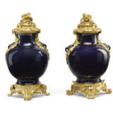 PAIRE DE VASES COUVERTS DE STYLE LOUIS XV - photo 3