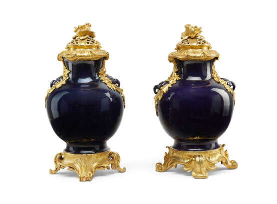 PAIRE DE VASES COUVERTS DE STYLE LOUIS XV - photo 3