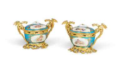 PAIRE DE POTS-POURRIS DE STYLE LOUIS XV