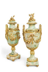 PAIRE DE VASES COUVERTS DE STYLE LOUIS XVI