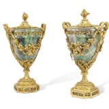 PAIRE DE VASES DE STYLE LOUIS XVI - фото 1