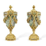 PAIRE DE VASES DE STYLE LOUIS XVI - Foto 3