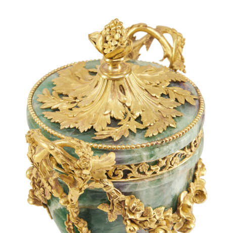 PAIRE DE VASES DE STYLE LOUIS XVI - фото 4