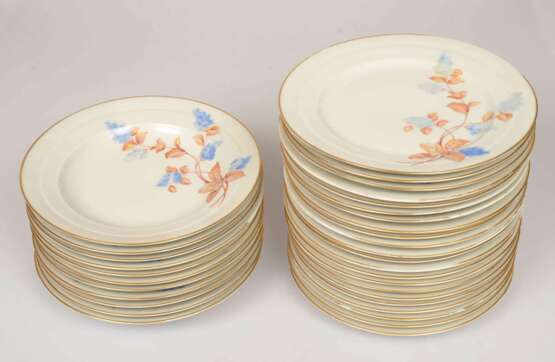 Assiettes creuses (11 pi&egrave;ces) et assiettes plates (22 pi&egrave;ces) en porcelaine de Kuznetsov Porcelaine Early 20th century - photo 2