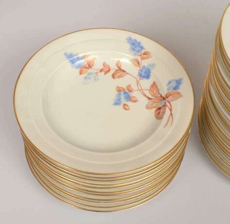 Assiettes creuses (11 pi&egrave;ces) et assiettes plates (22 pi&egrave;ces) en porcelaine de Kuznetsov Porcelaine Early 20th century - photo 4