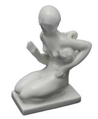 Figurine en porcelaine Fille avec un poisson 