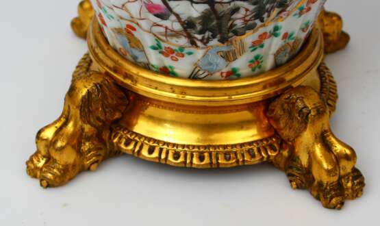 Vase en porcelaine sur socle en bronze Porcelaine 19th century - photo 4