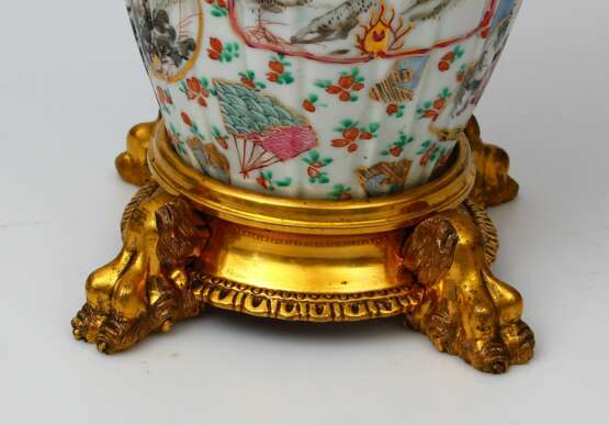 Vase en porcelaine sur socle en bronze Porcelaine 19th century - photo 9