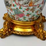 Vase en porcelaine sur socle en bronze Porcelaine 19th century - photo 9