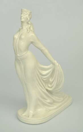 Figurine en porcelaine &laquo; Princesse g&eacute;orgienne Tamara &raquo; Porcelaine Mid-20th century - photo 2