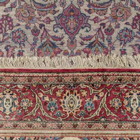Orientteppich aus Seide. 20. Jahrhundert, ca. 196x130 cm. - photo 3