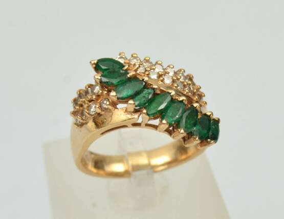 Bague en or avec &eacute;meraudes et diamants Or Other style At the turn of 19th -20th century - photo 1