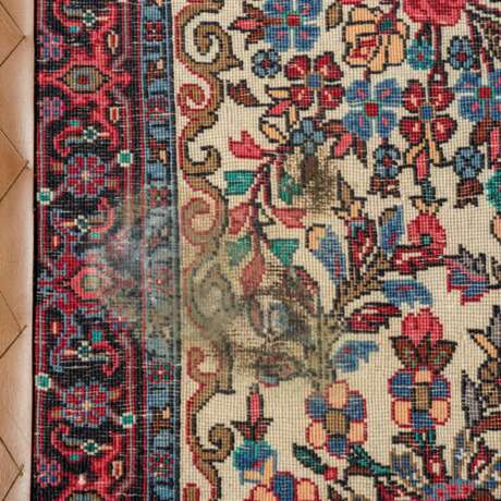 Orientteppich. IRAN, 20. Jahrhundert, ca. 99x74 cm. - Foto 3