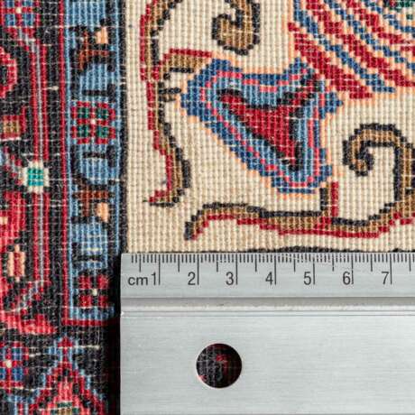 Orientteppich. IRAN, 20. Jahrhundert, ca. 99x74 cm. - Foto 5