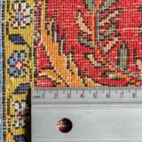 Orientteppich. IRAN, 20. Jahrhundert, ca. 161x106 cm. - Foto 4
