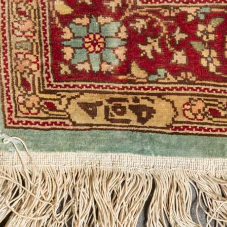 Orientteppich aus Seide. HEREKE, 20. Jahrhundert, ca. 63x43 cm. - Foto 4